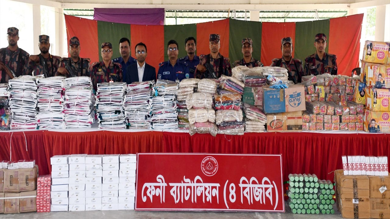 এসএ পরিবহনের পার্সেল গুদামে অভিযান, কোটি টাকার চোরাই পণ্যসহ আটক ২