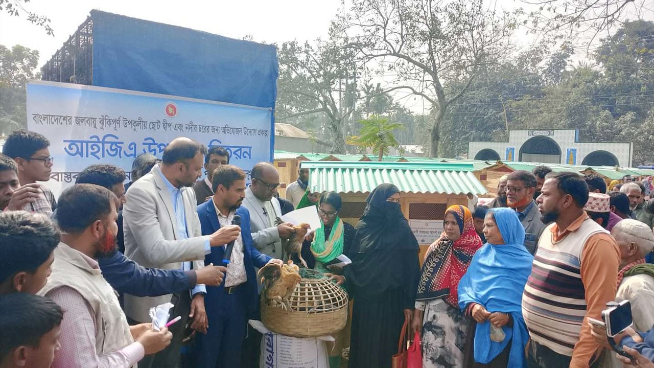 মুরগির ডানায় স্বপ্ন দেখছেন চরাঞ্চলের ২০০ পরিবার