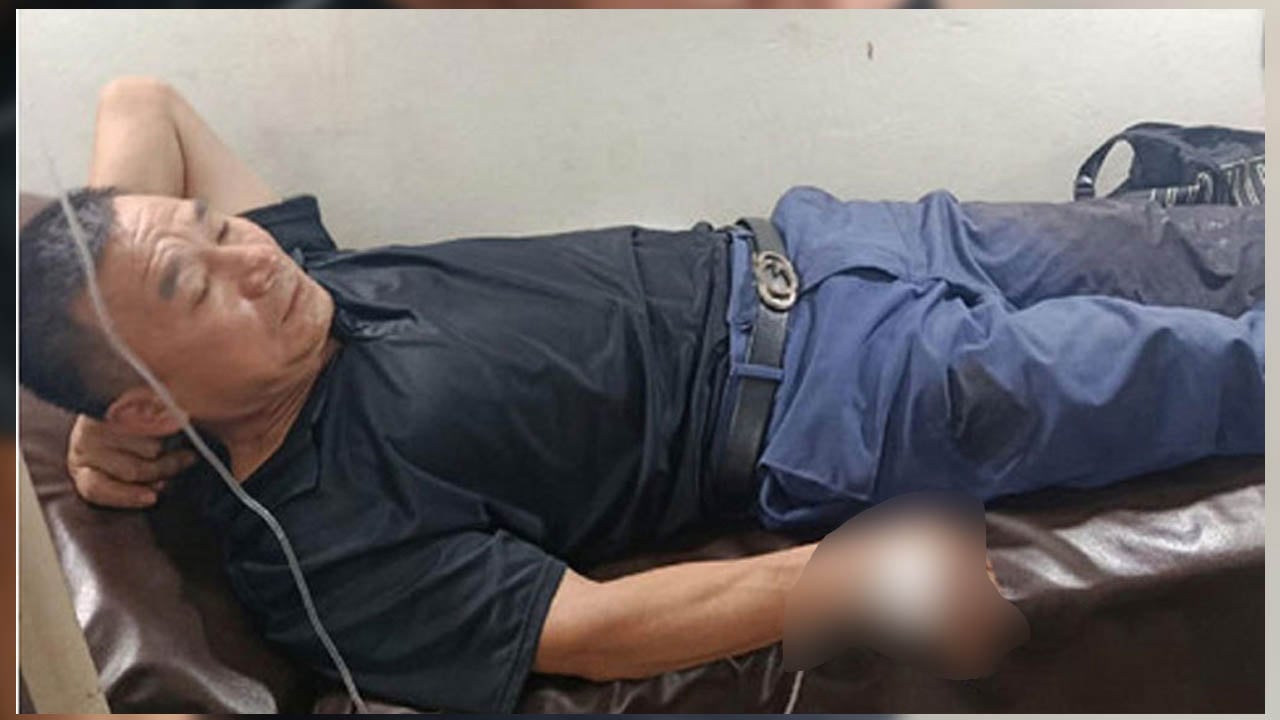 বিদেশি নাগরিকের ব্যাগ ছিনতাইকালে ধরা পড়ল দুই যুবক