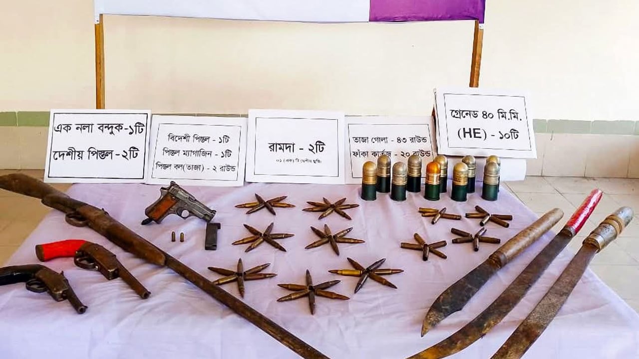 নৌবাহিনীর অভিযানে বিপুল আগ্নেয়াস্ত্র উদ্ধার