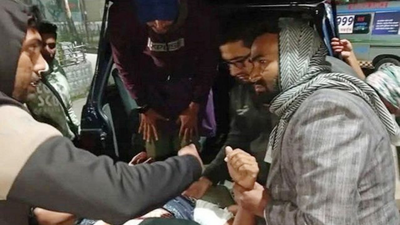 চাইনিজ কুড়াল দিয়ে জামায়াত নেতাকে কোপাল ছাত্রলীগ কর্মী