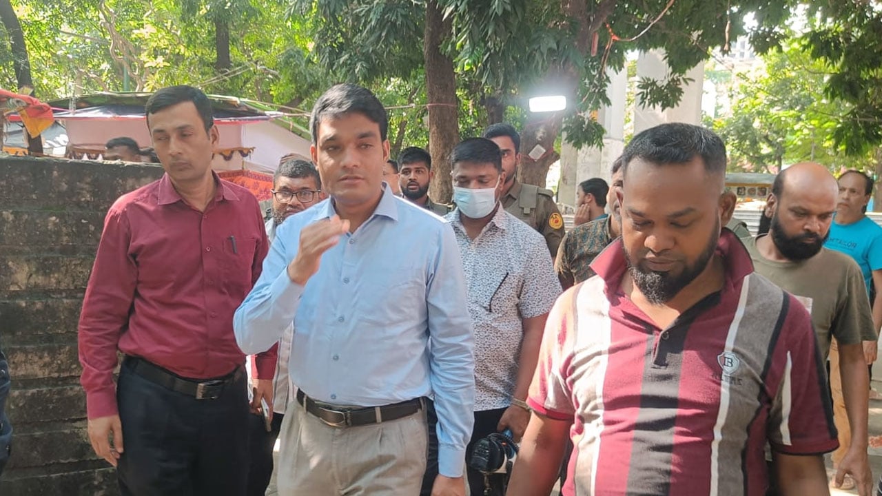 বাহাদুর শাহ পার্কে মেলার অবৈধ দোকান সরাতে ডিএসসিসির আল্টিমেটাম
