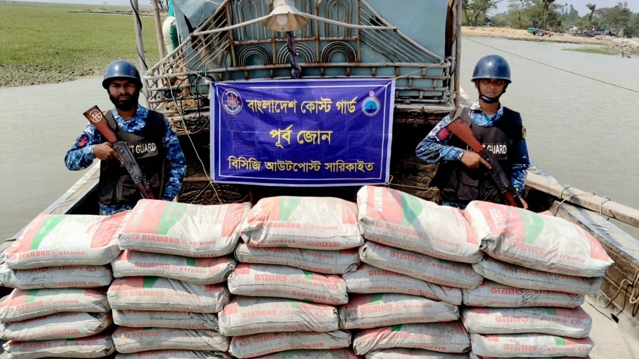 মিয়ানমারে পাচারের চেষ্টা, কোস্ট গার্ডের অভিযানে সিমেন্টসহ বোট জব্দ
