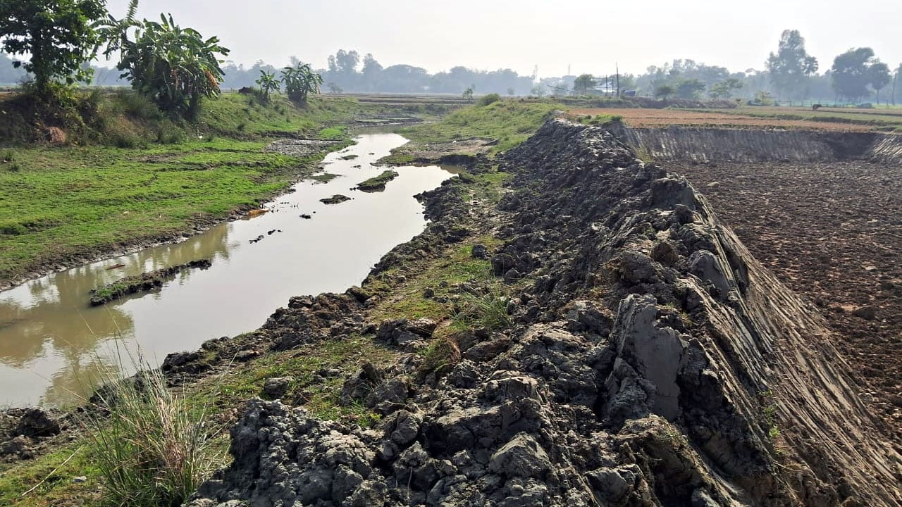 মাটি কেটে ইটভাটায় নেয়ায় ভ্রাম্যমাণ আদালতের ৩ লাখ টাকা জরিমানা