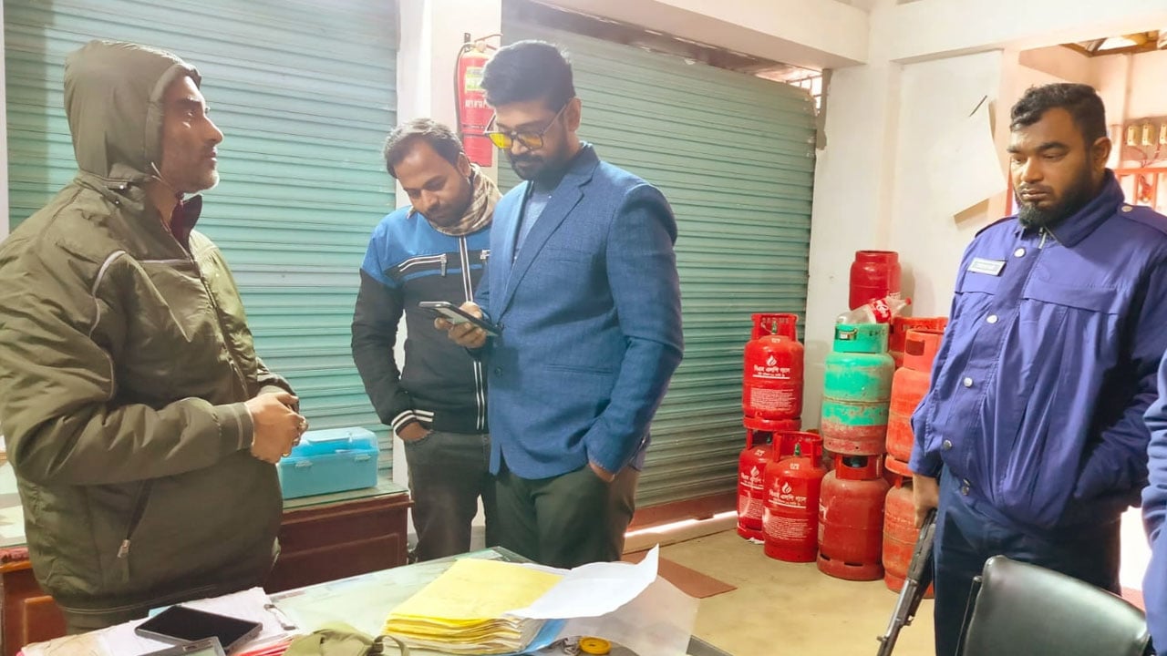 বেশি দামে এলপি গ্যাস বিক্রি করায় ডিলারকে এক লাখ টাকা জরিমানা