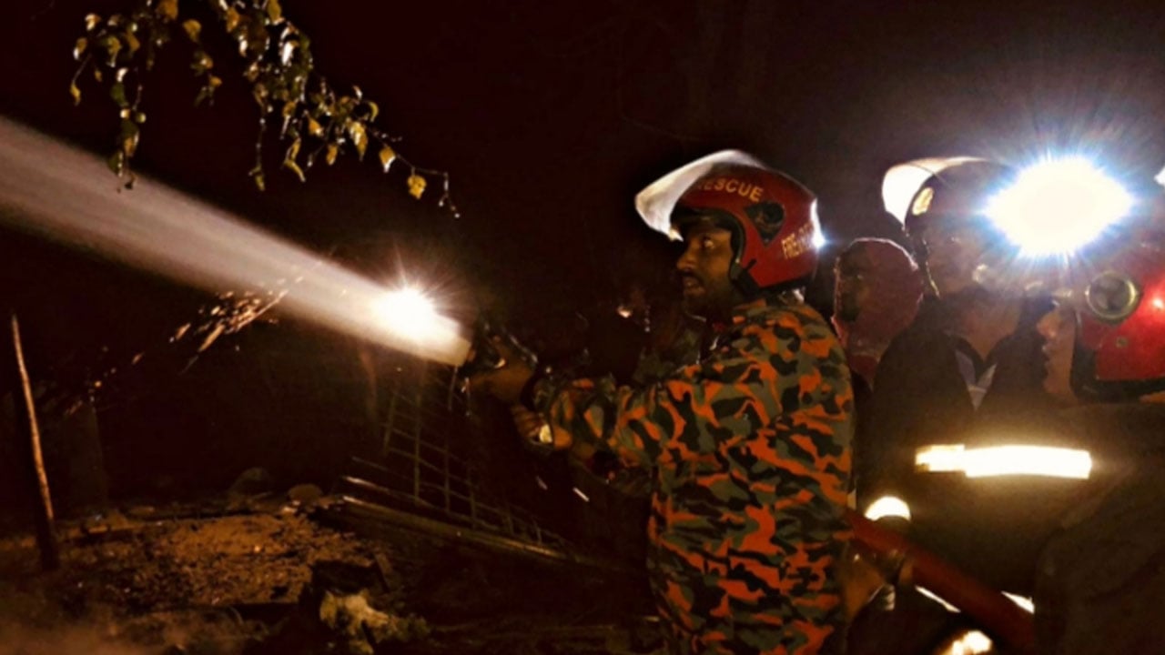 কুতুব‌দিয়ায় আগুনে পু‌ড়ল শুঁট‌কির দুই গোডাউন