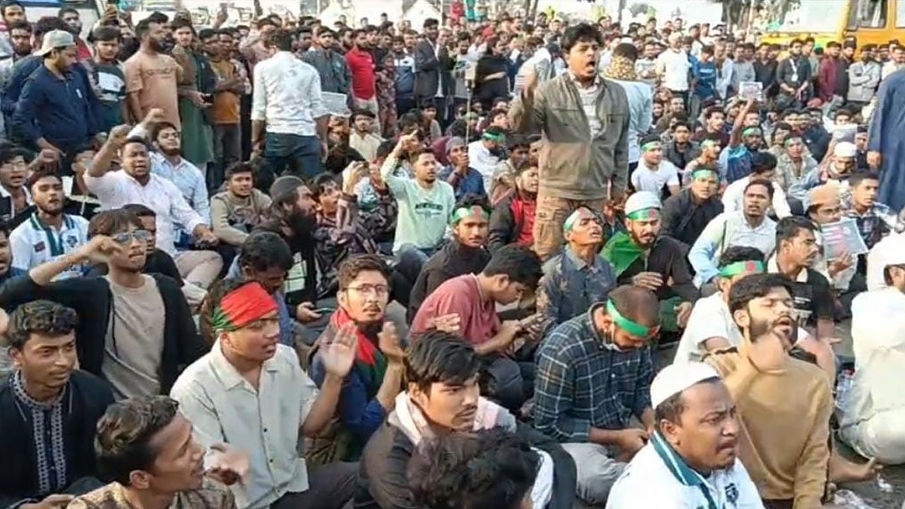 হাদি হত্যার বিচারের দাবিতে চট্টগ্রামে ইনকিলাব মঞ্চের রাস্তা অবরোধ