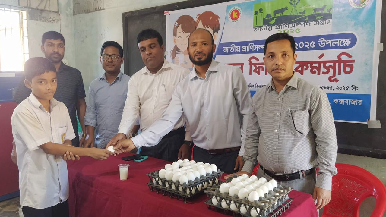 শিক্ষার্থীদের পুষ্টি বৃদ্ধিতে খাওয়ানো হচ্ছে দুধ ও ডিম