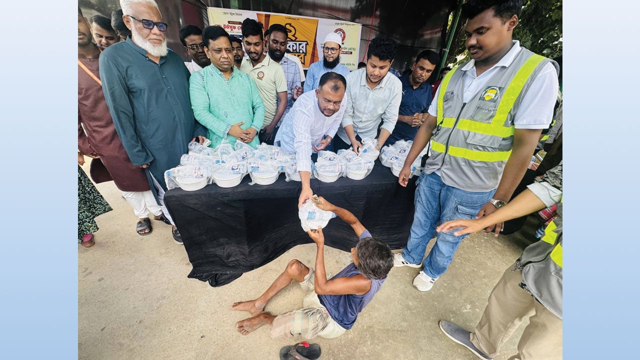 কুমিল্লায় দুই টাকায় পুষ্টিকর খাবার পেলেন শ্রমজীবীরা