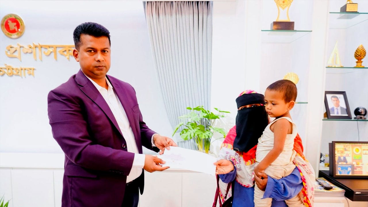 সহায় সম্বলহীন মৃত রিকশাচালক পরিবারের পাশে দাঁড়ালেন ডিসি জাহিদ