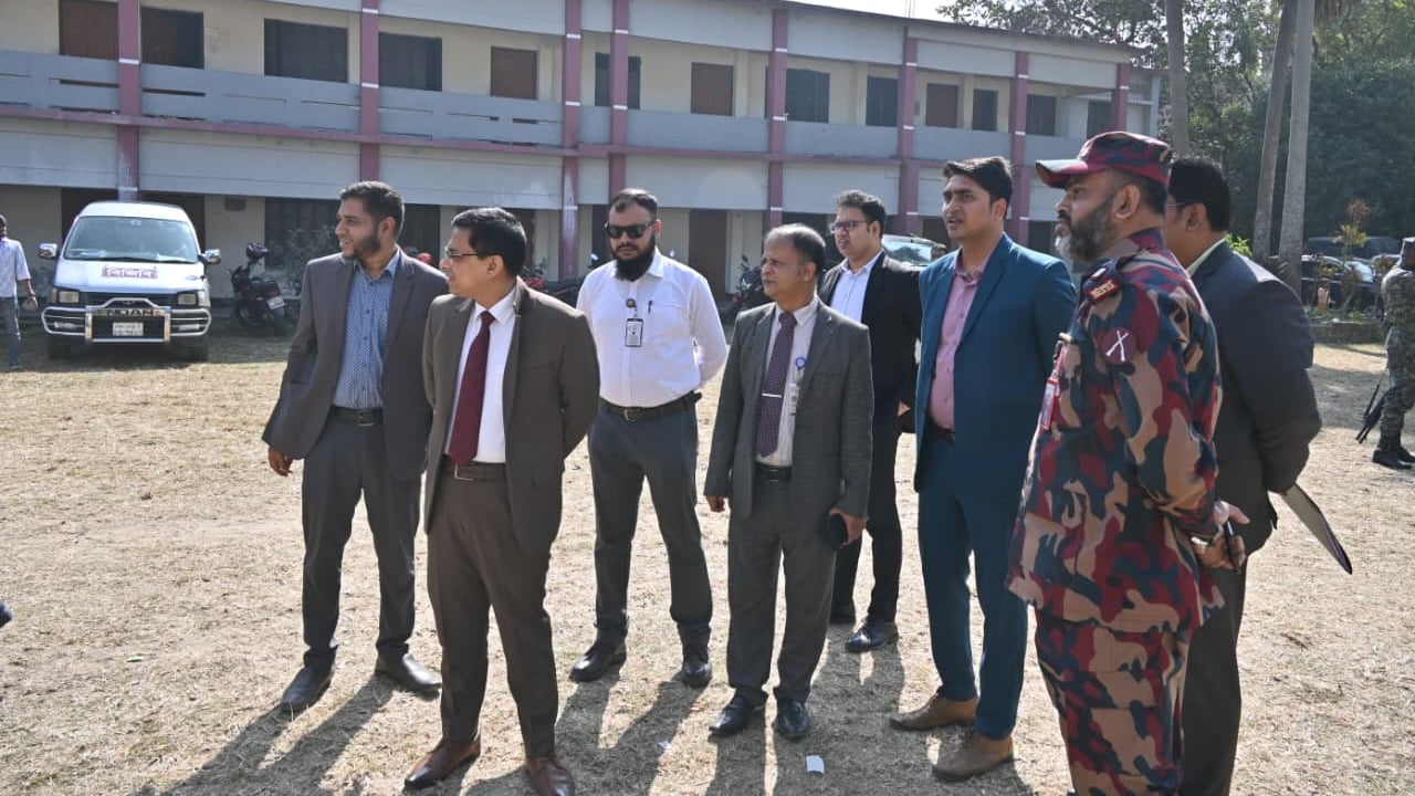 ভোটাররা নির্ভয়ে ভোট দিতে পারবেন, আড়াইহাজারে প্রস্তুতি দেখে ডিসি