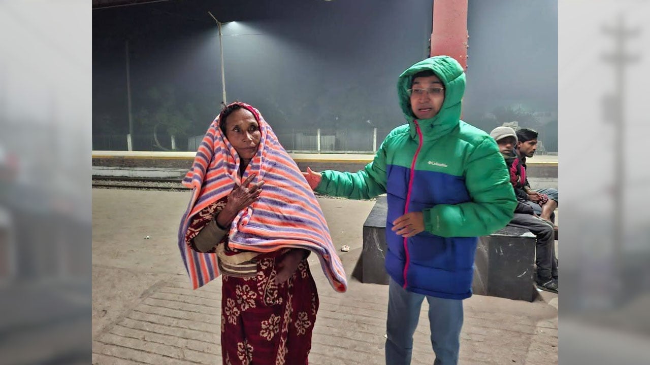 রাতে ঘুরে ঘুরে শীত বস্ত্র বিতরণ করলেন জেলা প্রশাসক