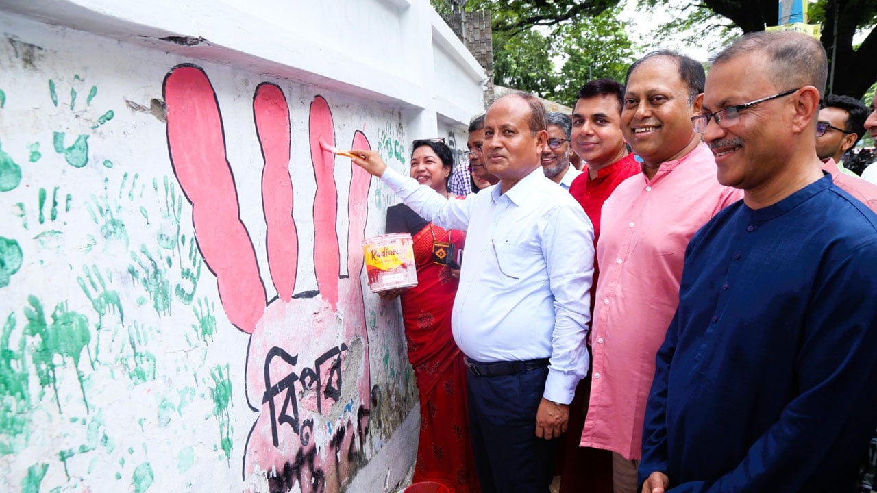 ক্যাম্পাসের জুলাই-গ্রাফিতি সংরক্ষণে পুনর্লিখন শুরু করছে ঢাবি প্রশাসন