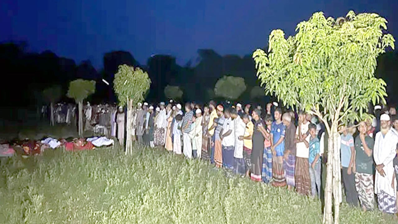 চাঁপাইনবাবগঞ্জে নদীতে গোসলে নেমে নিহত ৫ শিশুকে পাশাপাশি দাফন
