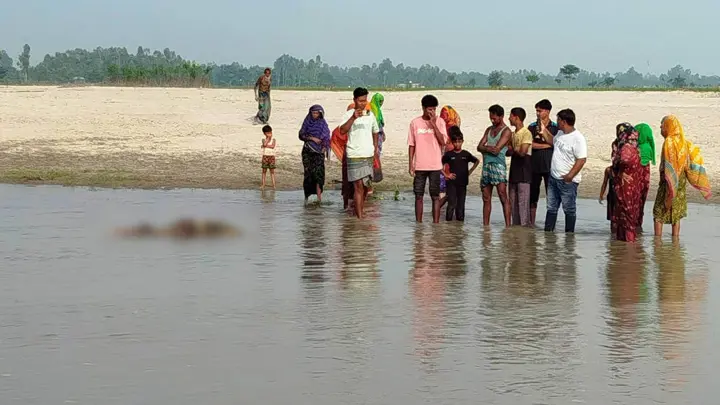 ফুলবাড়ীতে অজ্ঞাত যুবকের অর্ধগলিত লাশ উদ্ধার
