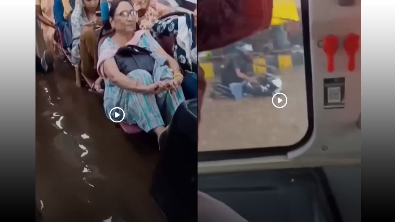 বৃষ্টিতে বিপর্যস্ত দিল্লি, চলন্ত বাসে হাঁটু পানি