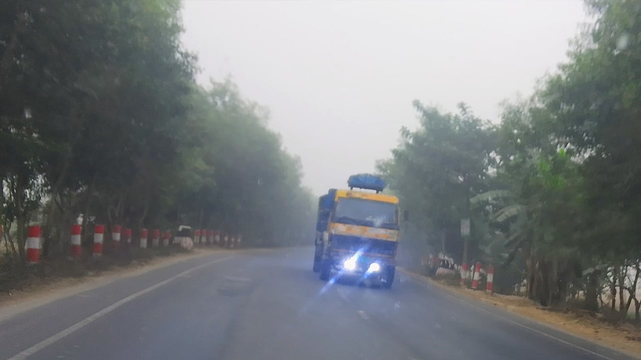 বেলা বাড়লেও কুয়াশায় আচ্ছন্ন নবাবগঞ্জ, হেডলাইট জ্বালিয়ে চলছে যানবাহন