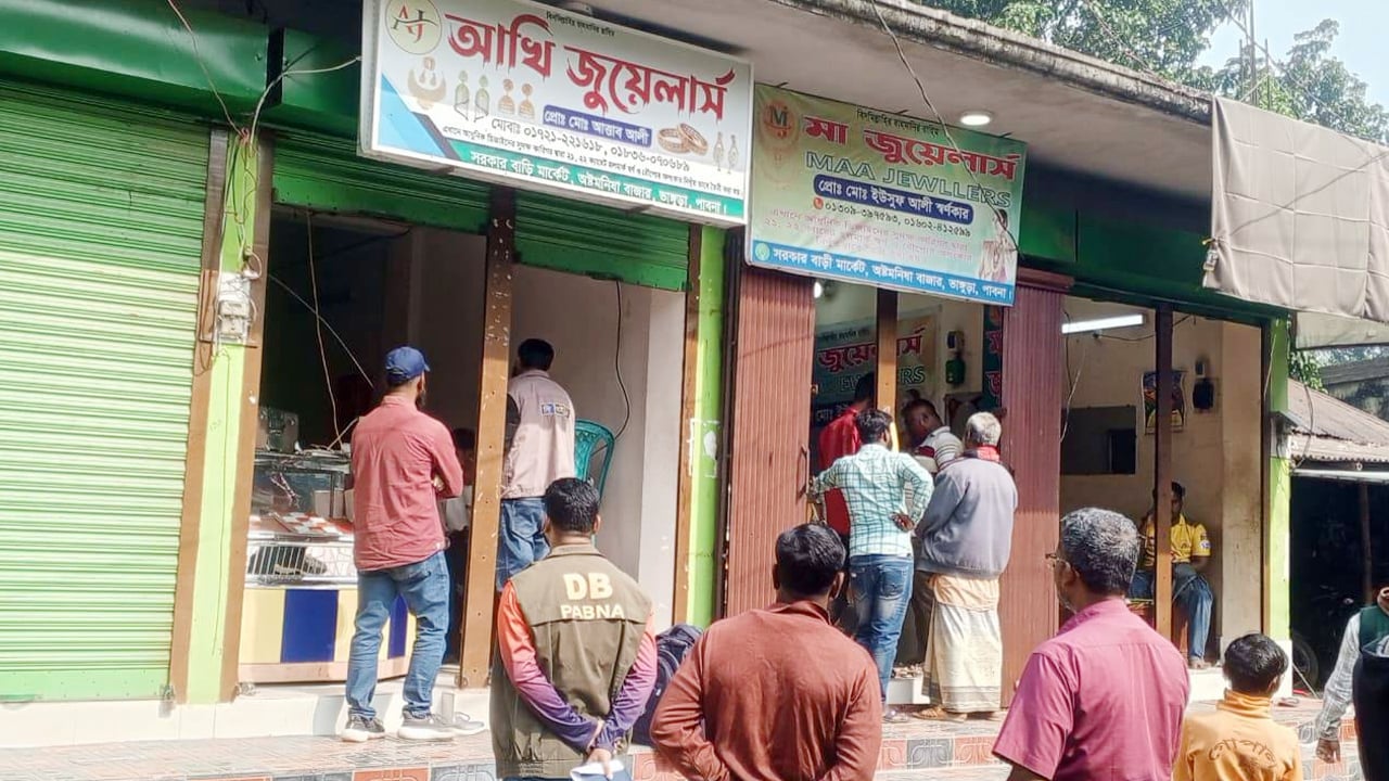 নৈশ প্রহরীকে বেঁধে রেখে ৪ জুয়েলারি দোকানে ডাকাতি