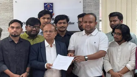 ঢাবিতে সৌরবিদ্যুৎ প্রকল্পের প্রস্তাব ছাত্রদল নেতার
