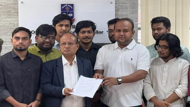 ঢাবিতে সৌরবিদ্যুৎ প্রকল্পের প্রস্তাব ছাত্রদল নেতার
