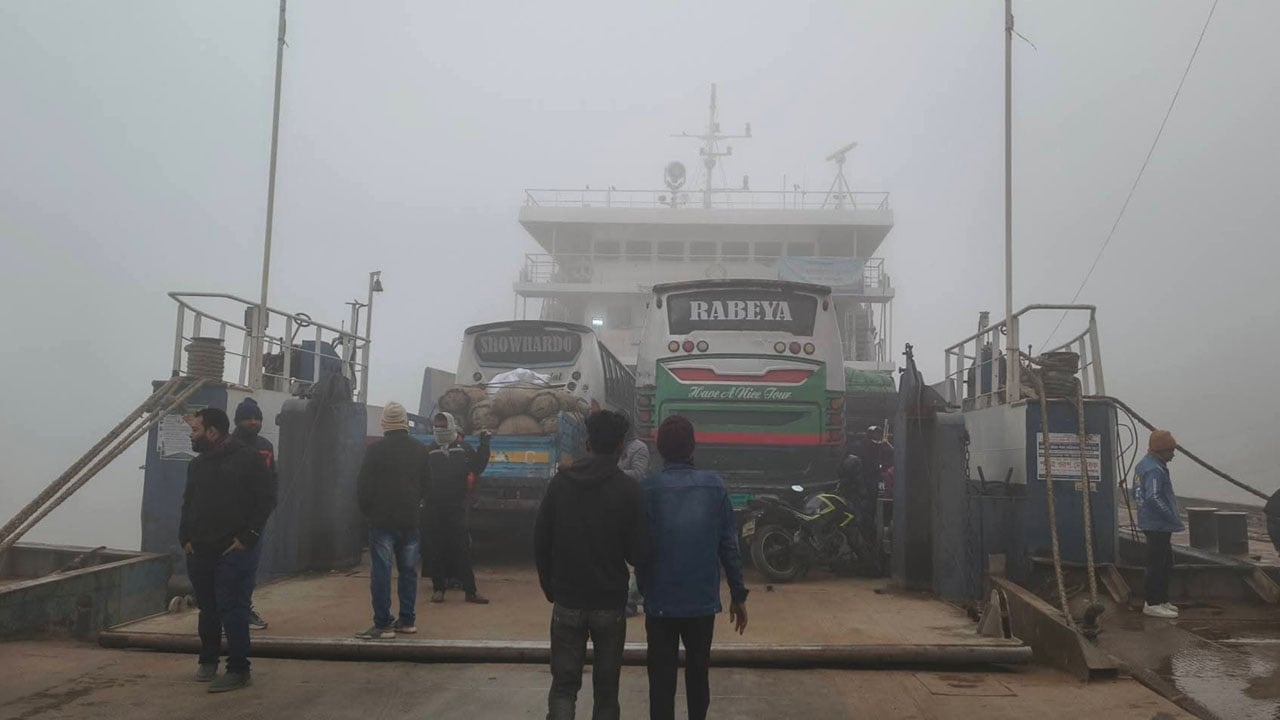 ঘন কুয়াশায় আবারো বন্ধ দৌলতদিয়া–পাটুরিয়া নৌরুটে ফেরি চলাচল