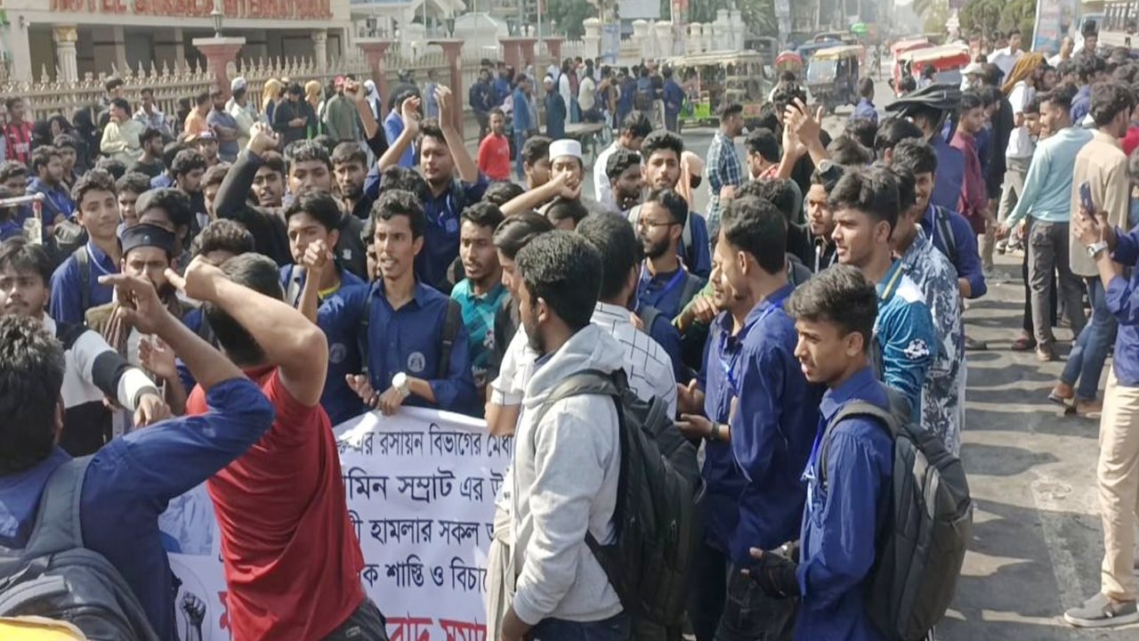 মাদক সেবনের প্রতিবাদ করায় মারধর, সড়ক অবরোধ