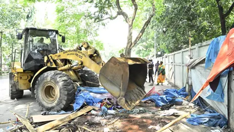 মতিঝিলে ফুটপাতের অবৈধ স্থাপনা উচ্ছেদে ডিএসসিসির অভিযান
