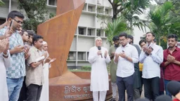 ডাকসুর উদ্যোগে জুলাই স্মৃতিস্তম্ভ ‘নির্ভীক জুলাই’ উদ্বোধন