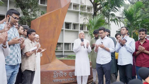 ডাকসুর উদ্যোগে জুলাই স্মৃতিস্তম্ভ ‘নির্ভীক জুলাই’ উদ্বোধন
