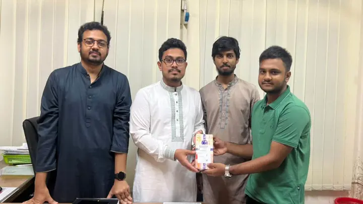 অর্ধ বছর পর হারানো ফোন উদ্ধার, ঢাবি শিক্ষার্থীর পাশে ডাকসু