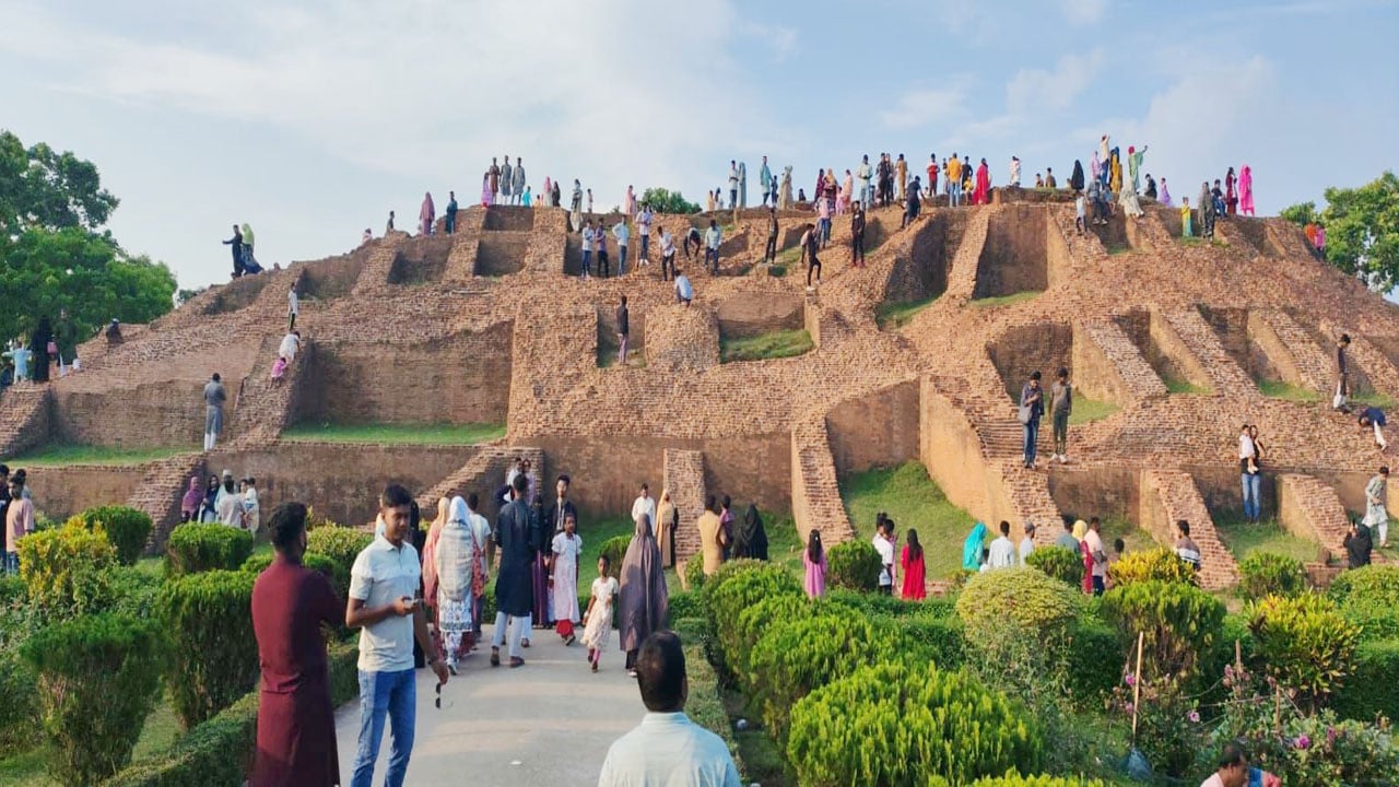 ঈদের ছুটিতে মহাস্থানগড়ে দর্শনার্থীদের উপচে পড়া ভিড়