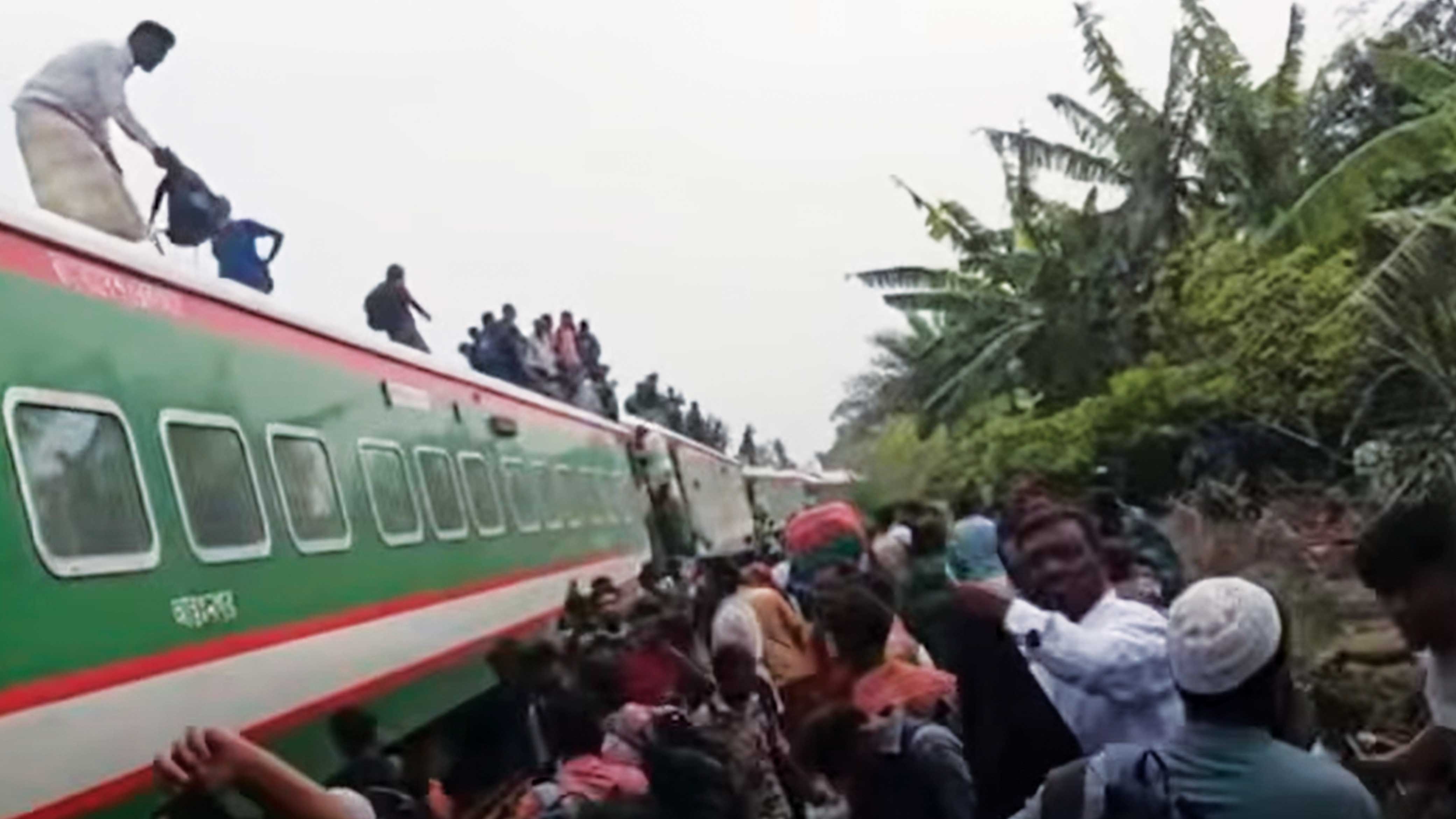 নীলসাগর ট্রেন লাইনচ্যুৎ, উত্তরবঙ্গের সঙ্গে রেল যোগাযোগ বন্ধ