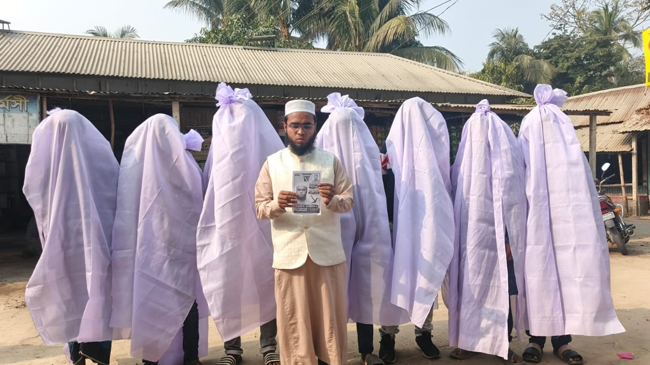 কাফনের কাপড় পরে ব্যতিক্রম নির্বাচনি প্রচারে ফরিদপুর-৪ আসনের প্রার্থী