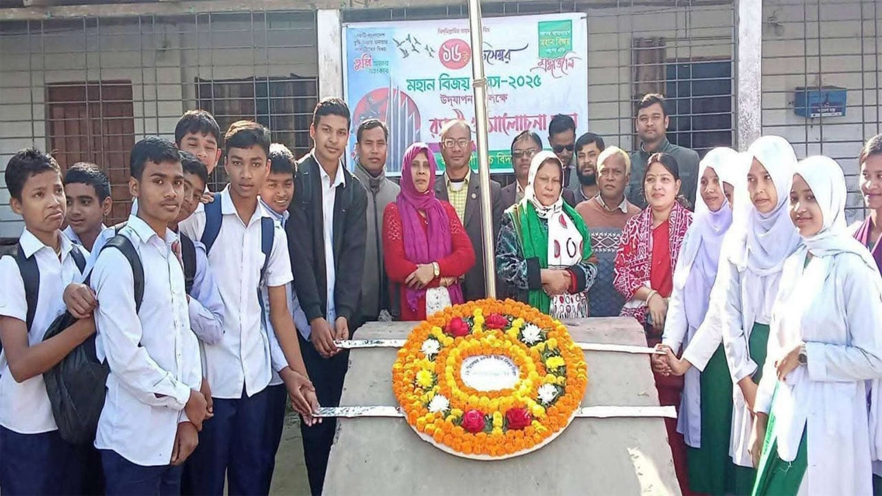 শহীদ মিনার বিহীন স্কুলটিতে পতাকা স্ট্যান্ডই ভরসা