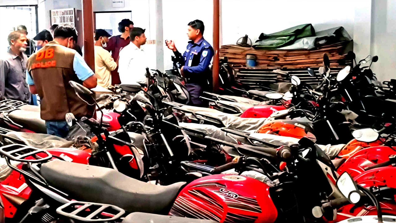 যশোরে গুদাম থেকে ৭৭টি আমেরিকান মোটরসাইকেল জব্দ