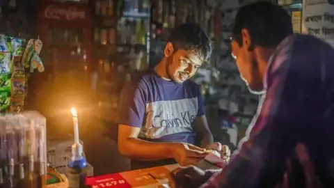 কারখানায় সরবরাহ বেড়েছে, বাসাবাড়িতে গ্যাস বিদ্যুৎ সংকট কাটবে কবে?