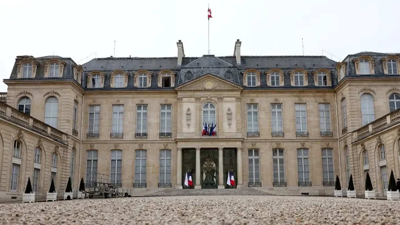 ফ্রান্সে রাষ্ট্রপতির বাসভবন থেকে মূল্যবান রূপার সামগ্রী চুরি: কেয়ারটেকার গ্রেপ্তার