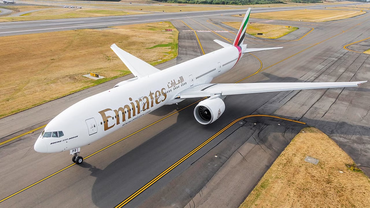 সীমিত পরিসরে ফ্লাইট চালু করছে এমিরেটস