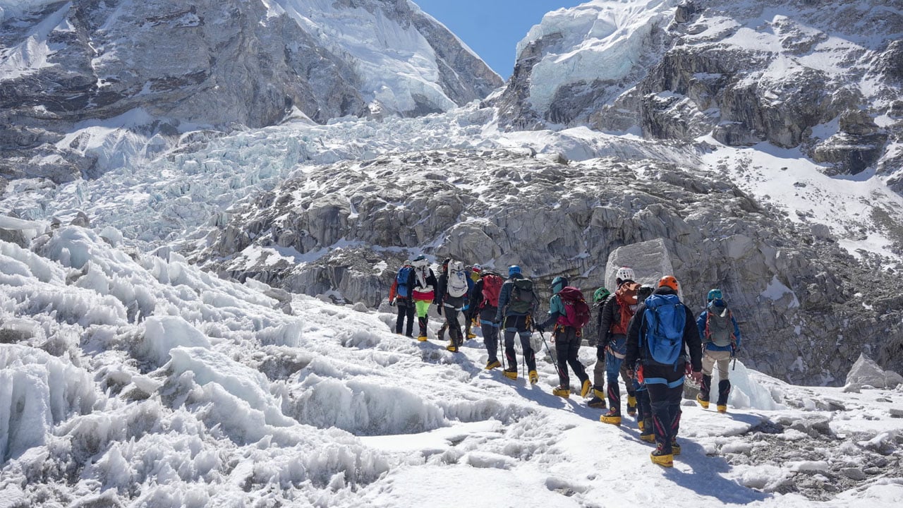 বেস ক্যাম্পে বরফের বাধা, অপেক্ষায় শতাধিক এভারেস্ট অভিযাত্রী