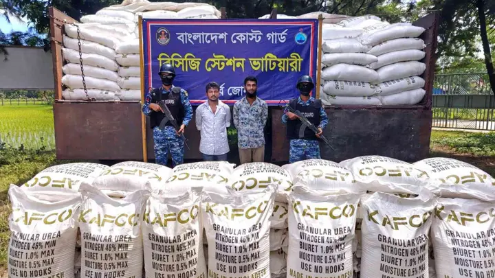 মিয়ানমারে পাচারকালে দুই ট্রাক ইউরিয়াসহ আটক ২
