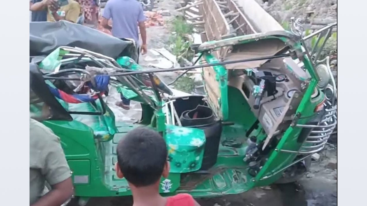 ফেনীতে সিএনজি-পিকআপ সংঘর্ষে মা-মেয়েসহ নিহত ৩, আহত ৬