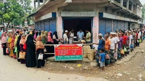 দীর্ঘ লাইনে দাঁড়িয়েও ওএমএসের চাল ও আটা মিলছে না ফেনীতে