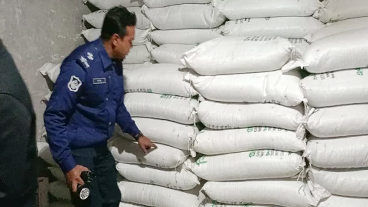 স্বেচ্ছাসেবক লীগ ক্যাডারের বাড়ি থেকে ৪৪৪ বস্তা সার জব্দ