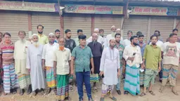সরকারি নির্ধারিত মূল্যে সার না পাওয়ায় ফতুল্লায় কৃষকদের বিক্ষোভ