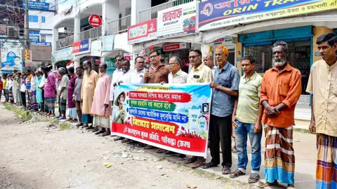 সার সংকট নিরসন ও জ্বালানি তেলের দাম কমানোর দাবিতে বিক্ষোভ
