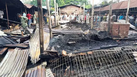 ভোররাতে আগুন, পুড়ে ছাই ৪০ দোকান—নিঃস্ব ব্যবসায়ীরা