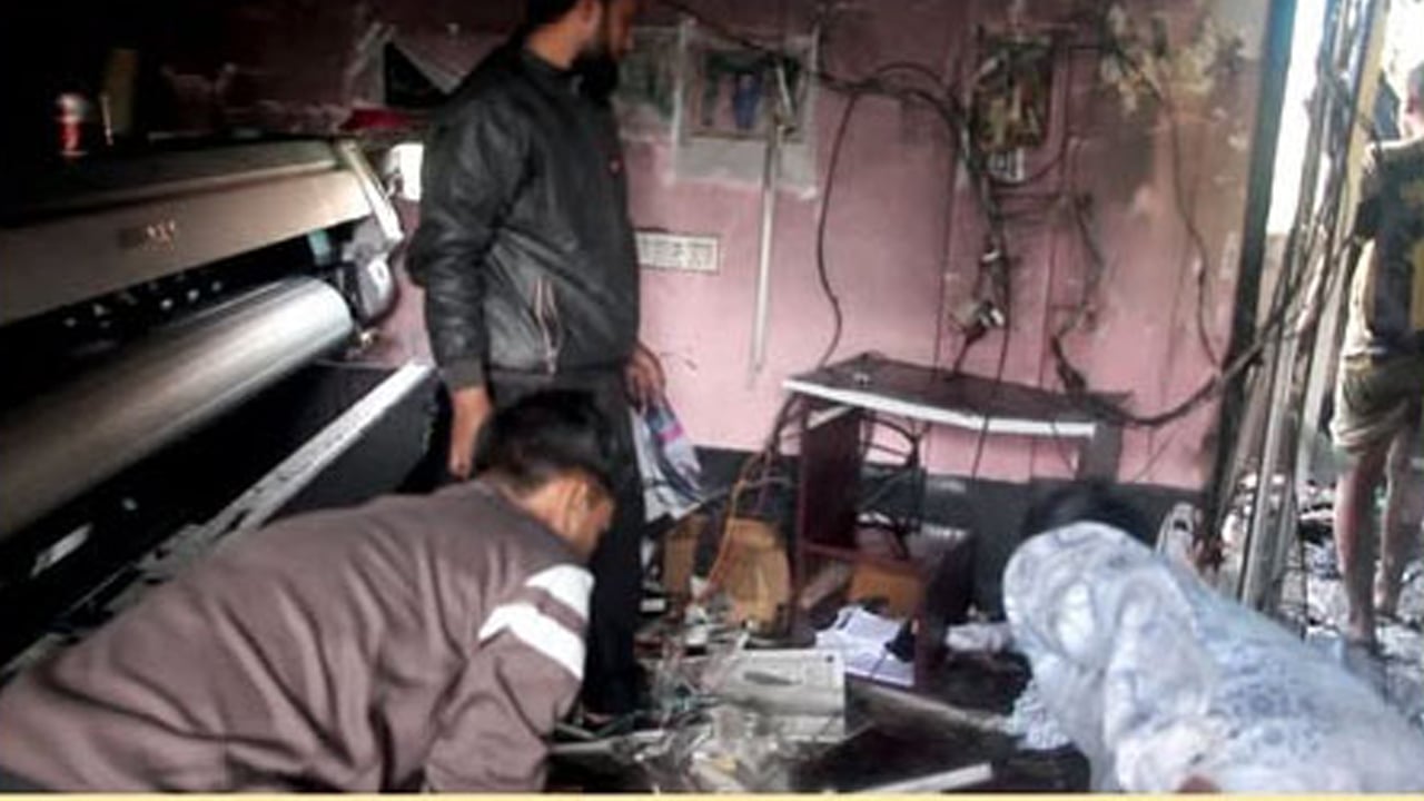 অগ্নিকাণ্ডে প্রিন্টিং প্রেসসহ গাইবান্ধার ৫টি প্রতিষ্ঠান ভস্মীভূত