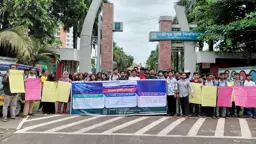 ভেটেরিনারি পেশার কাঠামোগত সংস্কার ও তিন দফা দাবিতে গাকৃবি শিক্ষার্থীদের মানববন্ধন