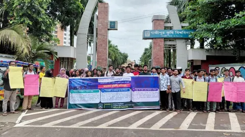 ভেটেরিনারি পেশার কাঠামোগত সংস্কার ও তিন দফা দাবিতে গাকৃবি শিক্ষার্থীদের মানববন্ধন
