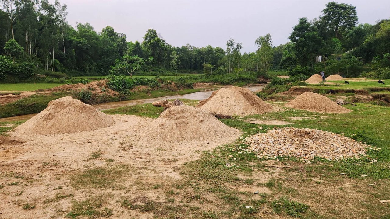 গারো পাহাড়ে থামছে না অবৈধ বালু উত্তোলন
